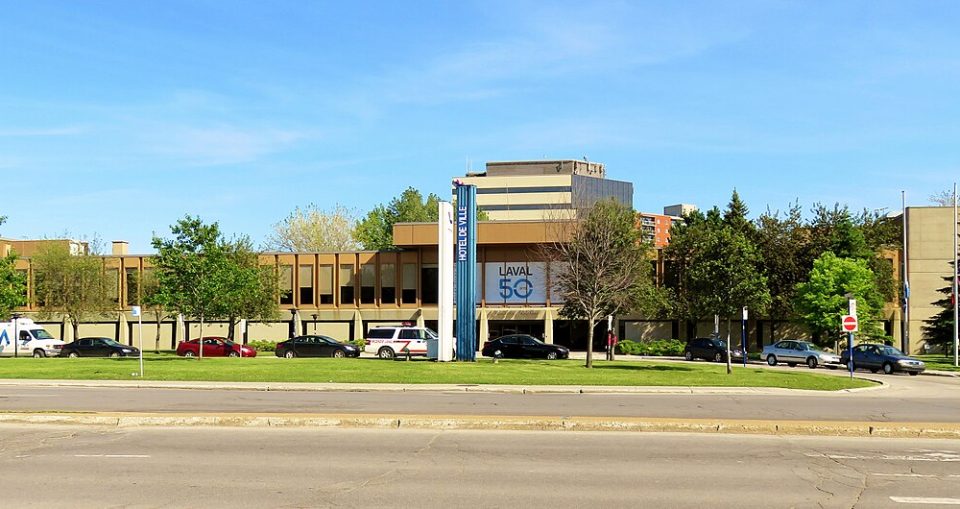 Hôtel de ville de Laval, au 1 Place du Souvenir, Laval, Québec, Canada.